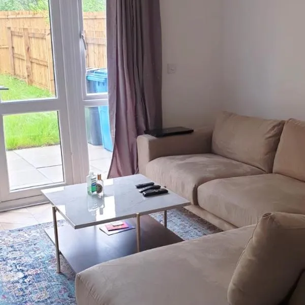 Modern Home with Private Garden and Car Park in Manchester, hotel v destinaci Little Hulton