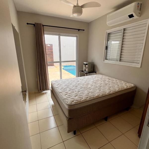 Casa com Piscina dois quartos com ar um banheiro - Foto 2