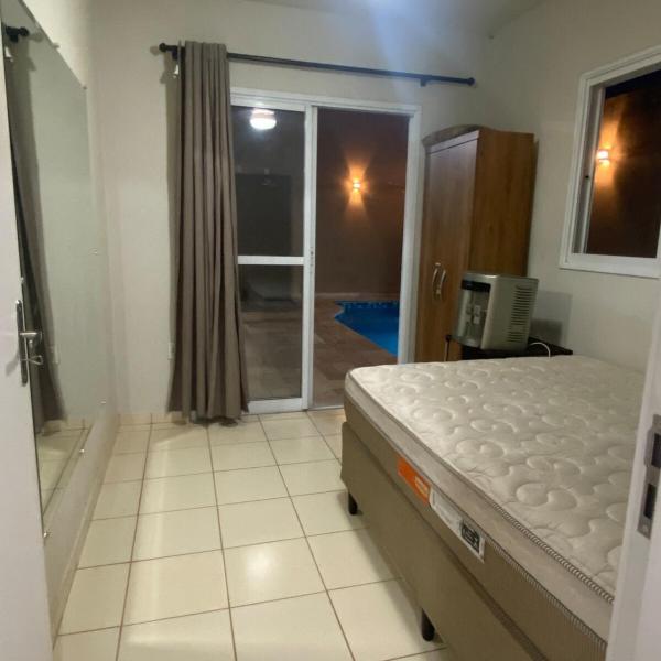 Casa com Piscina dois quartos com ar um banheiro - Foto 3