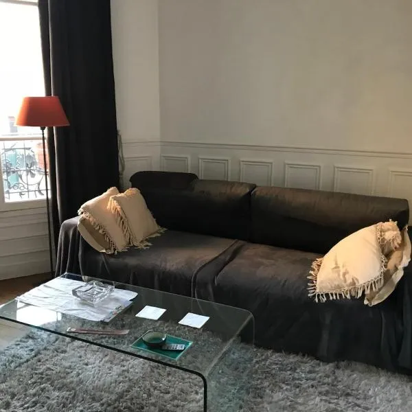 Appartement charmant à 5 minutes du métro, Hotel in Les Lilas
