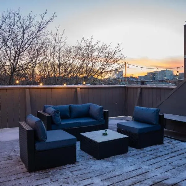 Modern 3BR Townhouse with Private Rooftop & Parking Minutes to NYC, hotel in Hoboken