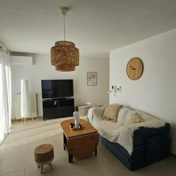 Charming 1 Bedroom Apartment with terrace air conditioning and private parking, Hotel in Montpellier