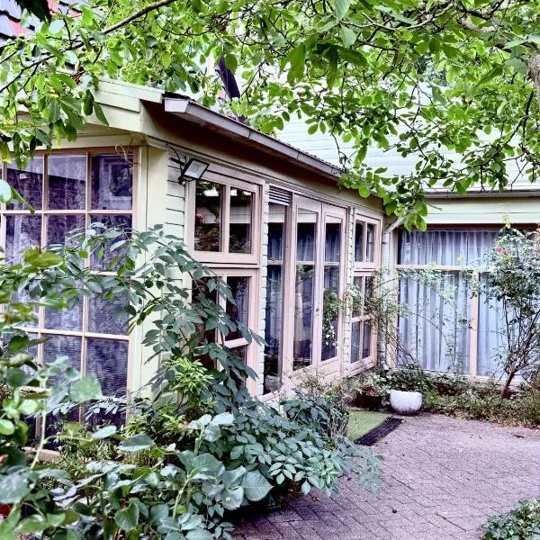 Entire spacious family house with a Forest Garden, hotel in Sprang
