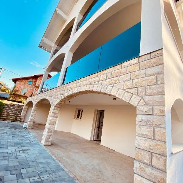 Filuma Suite with private terrace and balcony PANORAMIC GACKA VIEW, hotel in Otočac