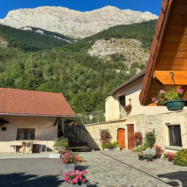 Le Rocher des Ducs, vue sur montagne, abris voitures et motos, hotel in Le Glaizil