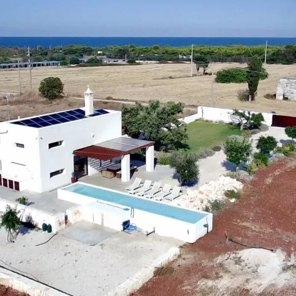 Aeneas Villa Pool & Jacuzzi al mare Torre Guaceto, hotel in Specchiolla 