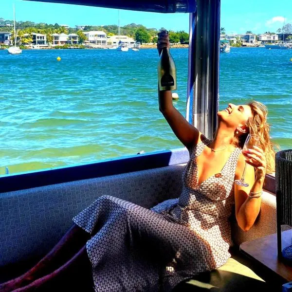 Liquid PARIDISE Noosaville houseboat "Experience More", hotel in Noosa Heads