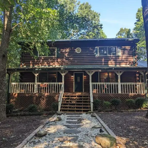 Cozy Cabin in Woods, ξενοδοχείο σε Snellville