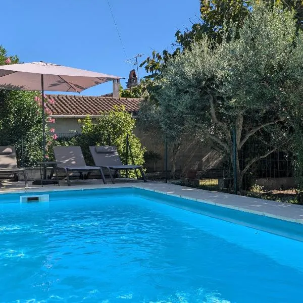 LE CHESTER - Maison de charme en Provence avec piscine près de L'Isle-sur-la-Sorgue, hotel i Velleron