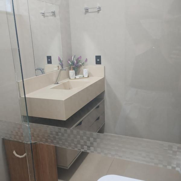 Quarto com ar e banheiro estacionamento e Wi-Fi - Foto 3