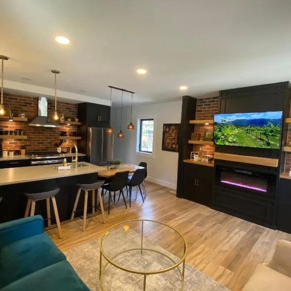 Stylish Downtown Kingsville Getaway with Putting Green, Firepit & Games, hotel in Kingsville