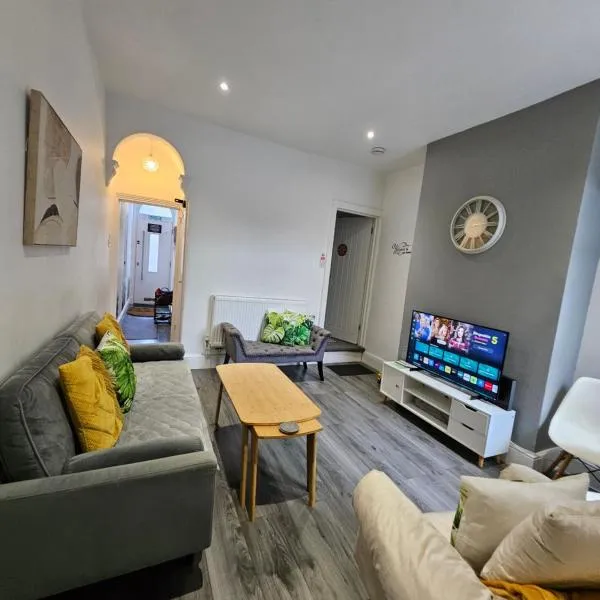 By the Joyous Stays - House with home comforts, hotel in Stoke on Trent