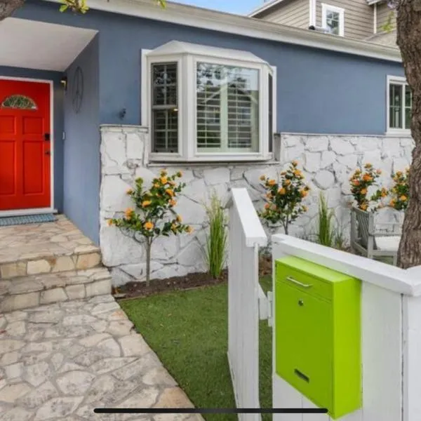 Chic Venice Beach Bungalow Steps from the Canals & Beach, hotel en Los Ángeles