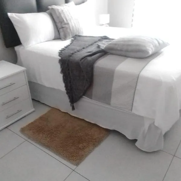1 bedroom cozy flat, hotel in Midrand