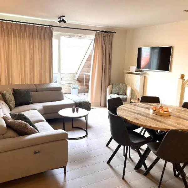 ZEEZANDPAREL Westende-Bad Gezellig 3-slaapkamer appartement โรงแรมในWestende-Bad