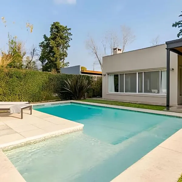Divina casa con parque y Piscina climatizada en mini barrio cerrado, hotel in Del Viso