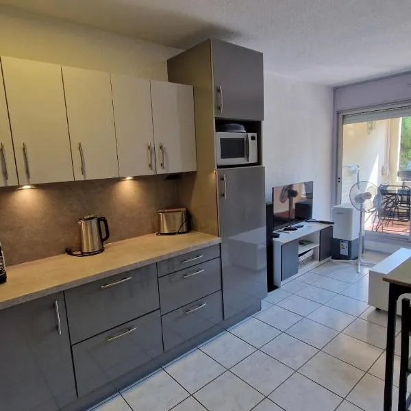 Studio cabine et loggia au calme avec linge et parking inclus, hotel in Cap d'Agde