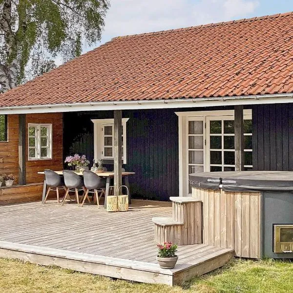 7 person holiday home in Grenaa, viešbutis mieste Grenas