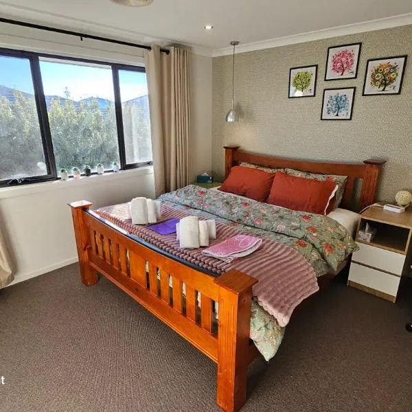 Immaculate Quiet Home with Pool and Gym Ideal for Great Ocean Road Stopover: Wyndham Vale şehrinde bir otel