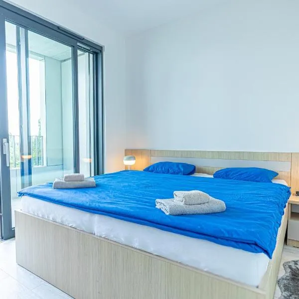 Stylish 1BR & 1LR Apartment Cozy City View, hotel in Nivy