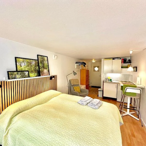 Cosy apartment with private terrace, hotel in Vallensbæk