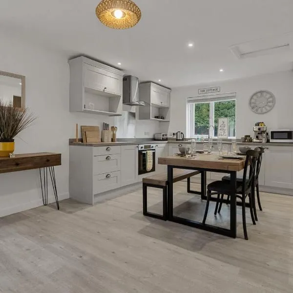 Tor Cottage -No Commercial Sign written Vehicles, Private Hot Tub , 2 Dogs Max,Fishing Nearby & Communal Swimming Pool ,Pool open May to September, hotelli kohteessa Cheriton Bishop