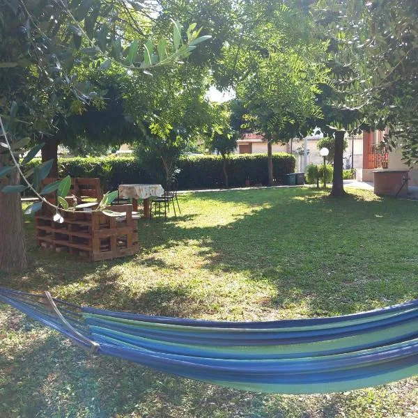 Casa di Adele con giardino privato a 150 mt dal mare, hotel in Senigallia
