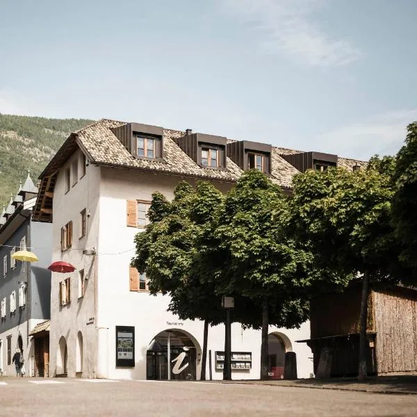 Schmitte am Sonnenwirtsplatz Eppan in South Tyrol, hotel in Appiano sulla Strada del Vino