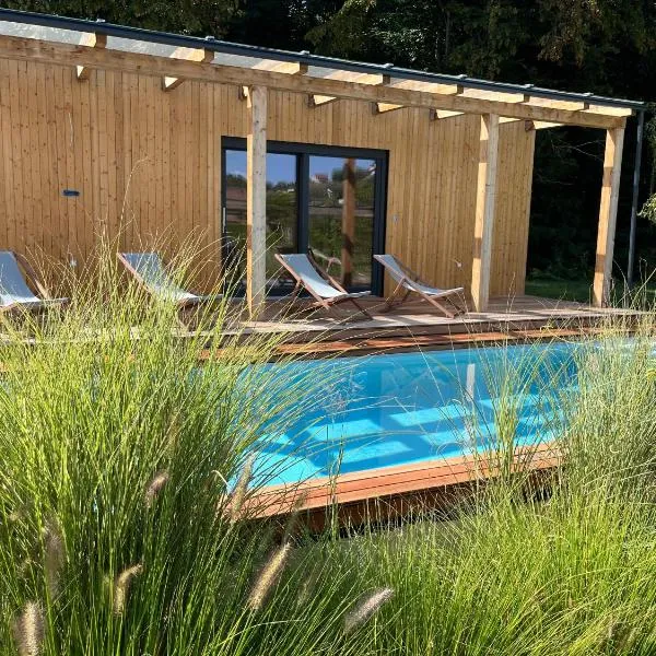 Country Villa with Heated Pool & Private Sauna, close to South Styrian Wine Road, hotel en Kamnica