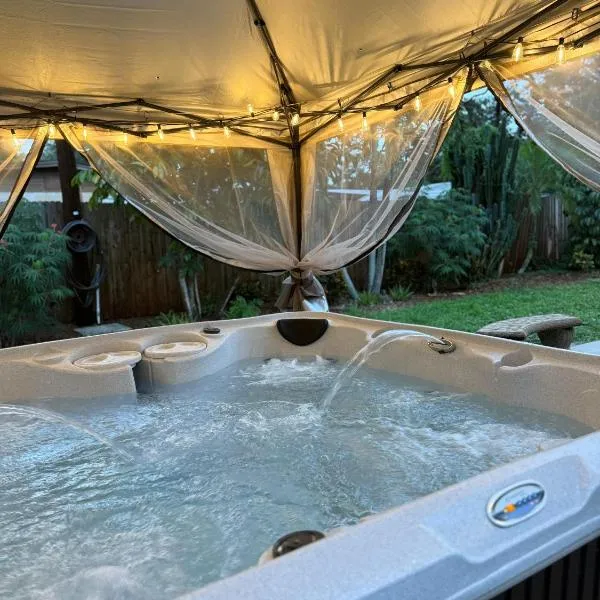 Modern Oasis Hot Tub 10 mins downtown Ybor city – hotel w mieście Tampa
