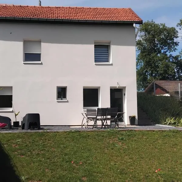 Kity House maison individuelle avec jardin, hotel di Neufchâteau