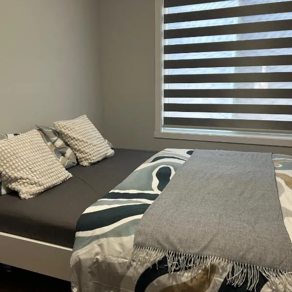 1-bedroom suite, 20 minutes from the airport, with a kitchen, khách sạn ở Edmonton
