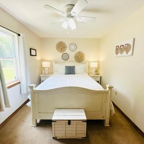 Milk Hand House.. Peaceful 1 bedroom cabin, hotel in Hammond