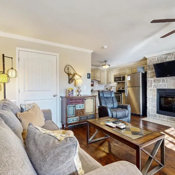 Cades Cove Landing Condo-Little River Loft, hotel in Townsend