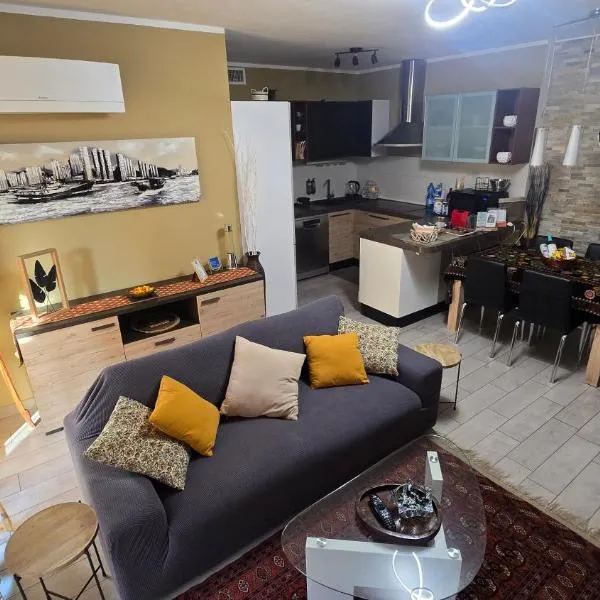 VARESE PRIME - Large independent Apartment, Air conditioning, 2 Bathrooms, 2 free covered Parking spaces, NO restricted traffic zone, Train Station 100m, Theatre 150m, Historic City Centre, hotel in Varese