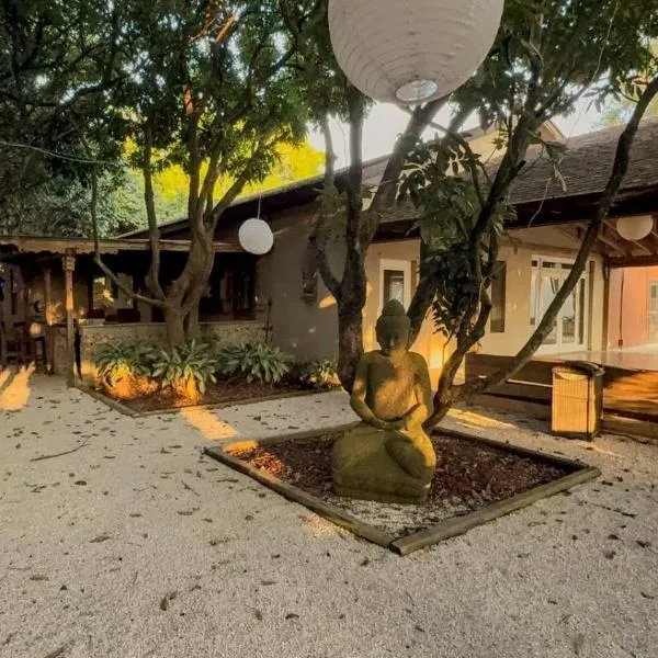 The Redlands Secret Garden Tiny House & Koi Lake, hotel in Homestead