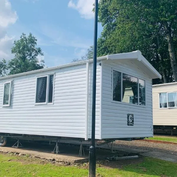 TL04 - FREE WIFI-Amazing Cosy Three Bedroom Mobile Home Haggerston CASTLE Holiday Park - ENTERTAINMENT PASSES NOT INCLUDED!, hotel in Beal