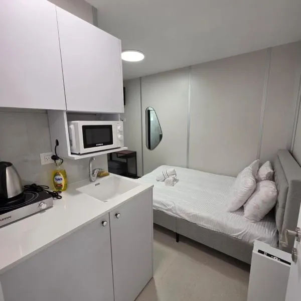 Ryo 40 Studio apartment 5 minutes from the beach, hotel in Bat Yam