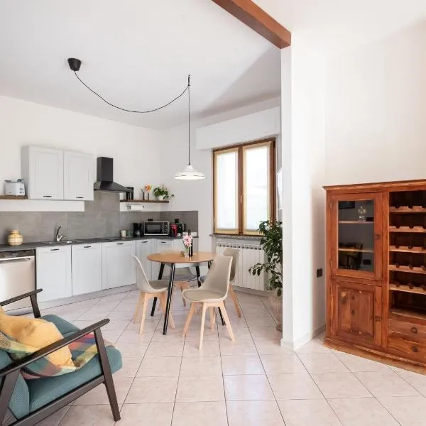 Ampio monolocale con piscina, hotel in Caprino Veronese