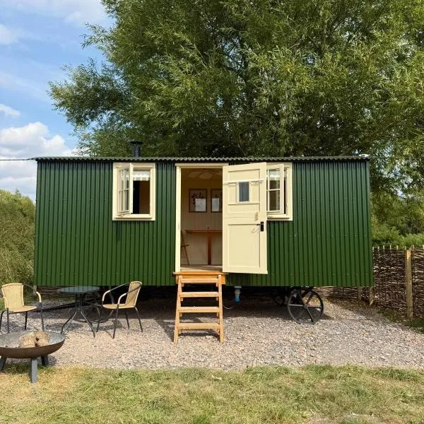 Cosy Shepherd Hut, hotel in Kempsford