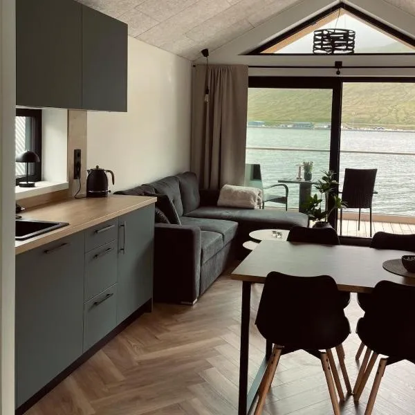 Modern Cabin With Sea And Mountain View, hotel in Streymnes