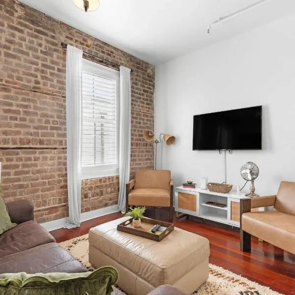 Downtown Loft- Steps away from Plant Riverside!, hotel din Savannah