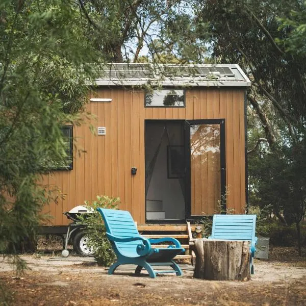 Tiny Hideaway at Cloverhills by Tiny Away, hotel in Newham