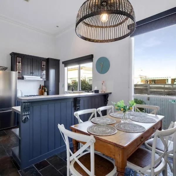 4-Bedroom Bliss On McCrae Central Bendigo, хотел в Бендиго