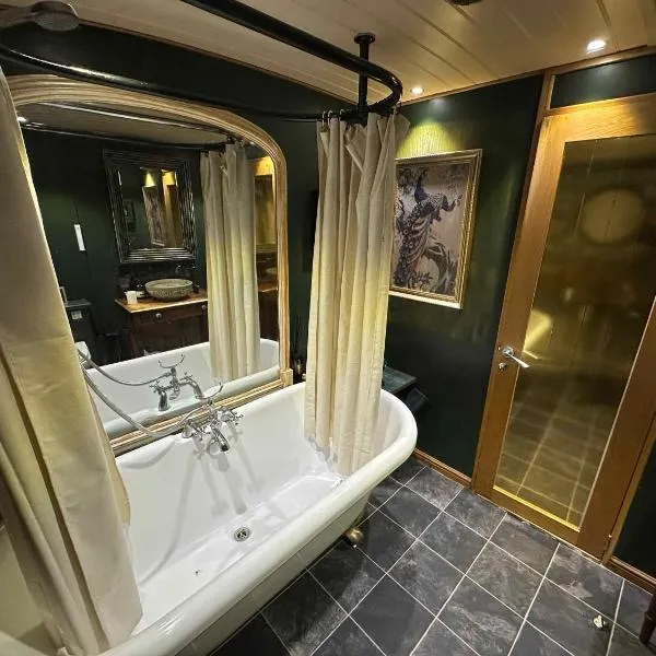 Chertsey में, होटल Selene Unique Luxury Houseboat Experience
