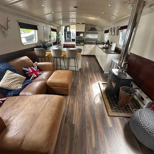 Selene Unique Luxury Houseboat Experience, hotel in Chertsey