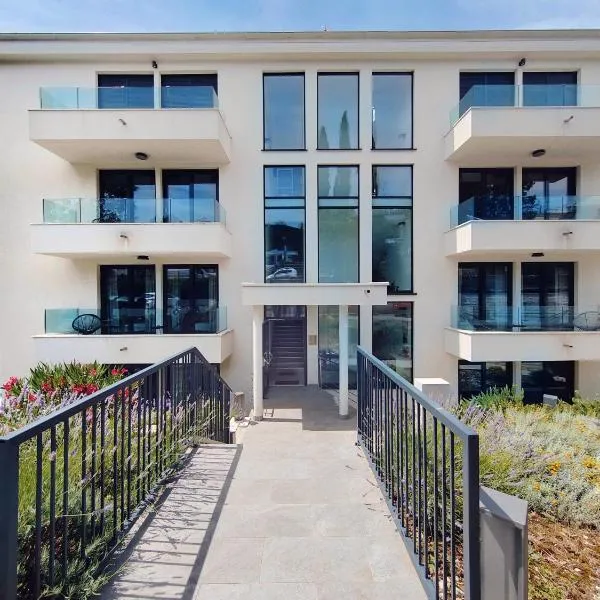 Apartments Jadranka – hotel w mieście Selce