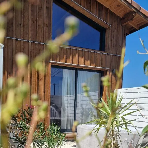 Pinéa Lodge - Chalet Authentique en Pin des Landes, hotel em Saint-Yaguen