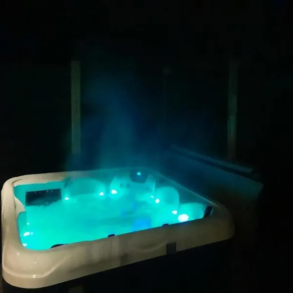 Stylish Farmhouse with Spa Tub, hotel di Kootstertille
