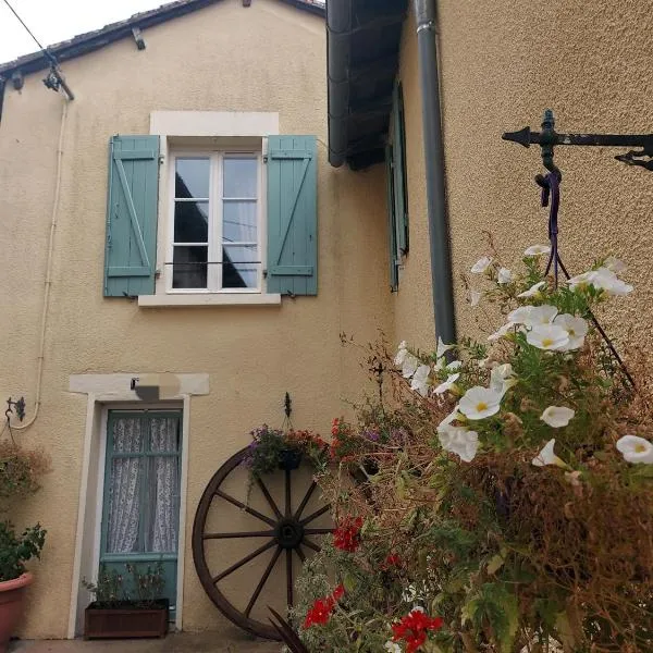 2 Bed House with Mountain View Garden and Bbq, hotel in Confolens